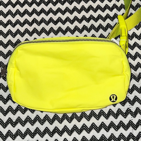 NWT OG Electric Lemon lululemon Everywhere Belt Bag EBB 1L - Picture 2 of 11